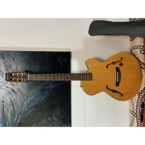 chitarra elettroacustica con corde in nylon Yamaha AEX500N,